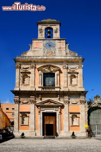 Immagine Una Chiesa nel centro storico di Gaeta, il borgo costiero del Lazio - © onairda / Shutterstock.com