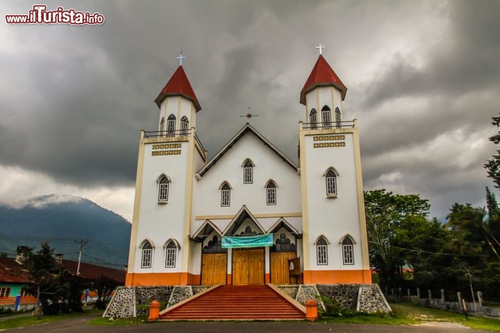 Immagine Chiesa cristiana a Flores in Indonesia. La religione cattolica è la più diffusa di tutta questa porzione dell'arcipelago delle Piccole isole della Sonda - © ZM_Photo / Shutterstock.com
