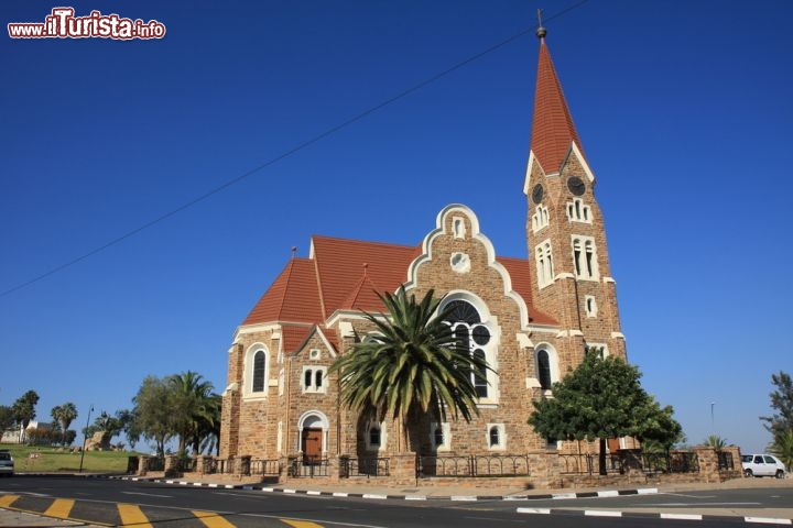 Immagine La Chiesa Luterana di Christuskirche si trova a Windhoek, la capitale della Namibia - © hecke61 / Shutterstock.com
