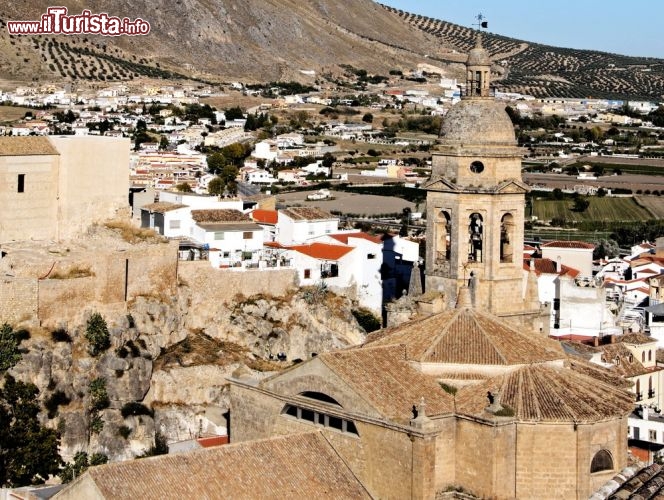 Immagine Il panorama dall'Alcazaba di Loja: in primo piano la Chiesa dell'incarnazione  che si trova nel centro di questo borgo della Spagna, vicino a Granada - © Arena Photo UK / Shutterstock.com