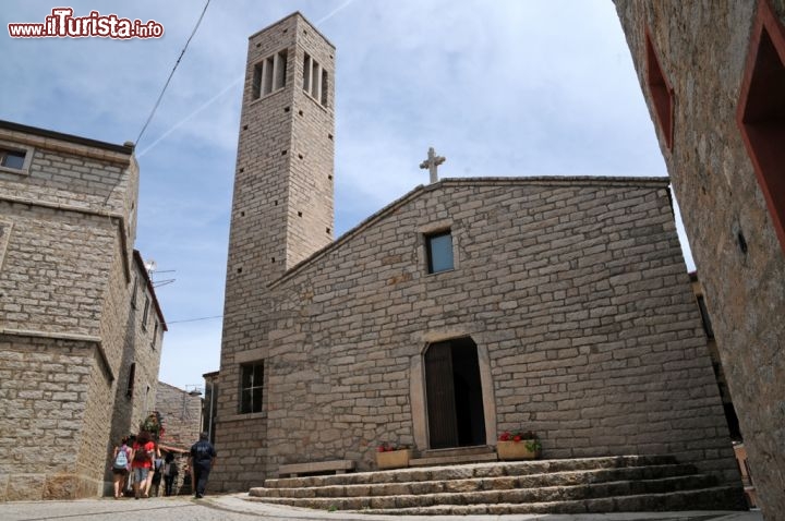 Immagine Tra sacro e profano. Dal centro storico di Aggius - qui la chiesa Nostra Signora del Rosario, una delle quattro ospitate nel territorio comunale - attraverso alcuni vicoli suggestivi si raggiunge via Pretura dove è ospitato il Museo del Banditismo.
