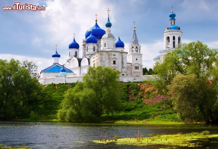 Immagine La Chiesa a Bogolyubovo nella regione di Vladimir lungo l'Anello d'Oro della Russia - © Iakov Filimonov / Shutterstock.com