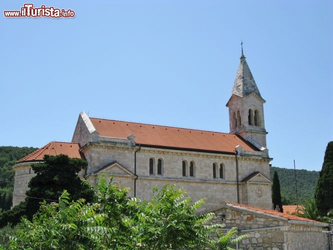 Immagine la chiesa di Dol che si trova sull'isola di Hvar (Lesina) in Croazia - © InavanHateren / Shutterstock.com