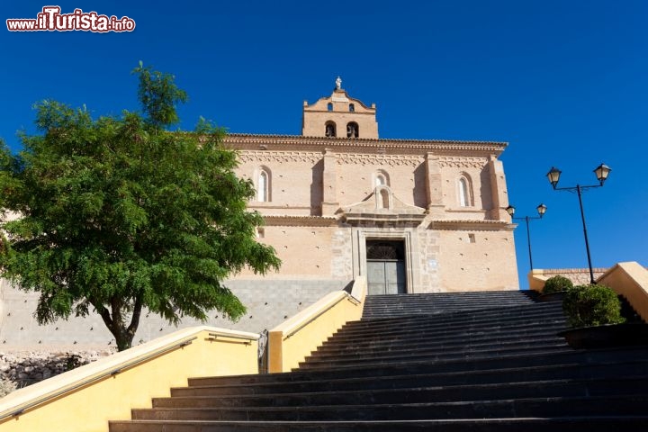 Immagine A Magallòn, poco distante da Saragozza (Spagna), visitate la chiesa di San Lorenzo, cominciata nel 1533 e terminata nel 1609, anche se alcuni elementi facevano parte del castello cittadino e risalgono al XIV secolo. Realizzata in mattoni sagomati, a navata unica, si erge in una bella posizione panoramica - © Francisco Javier Gil / Shutterstock.com