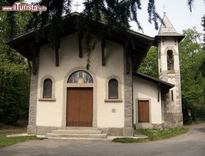 Immagine Chiesa di Sacro Cuore - Ci troviamo  ai Piani di Brunate, un piccolo altopiano posto a valle della cittadina panoramica sul Lago di Como - © Swiss79 / it.wikipedia.org/