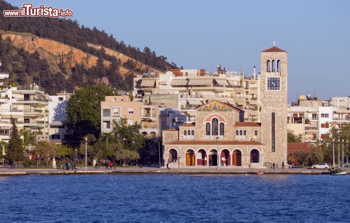 Immagine La chiesa di San Costantino e Sant'Elena a Volos (Tessaglia, Grecia) è del 1936, si trova alla fine del lungomare, nell'omonimo parco, e testimonia la tendenza all'architettura classica dell'ultimo secolo - © Lefteris Papaulakis / Shutterstock.com