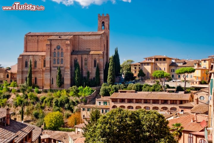 Immagine La Chiesa di San Domenico di Siena è un imponente edificio romanico della metà del Duecento, poi arricchito di motivi gotici e terminato solo nel 1465. Si erge in cima al poggio di Camporegio e domina quindi la città, regalando un bellissimo panorama su Siena a chi la visita - © Marcos81 / Shutterstock.com