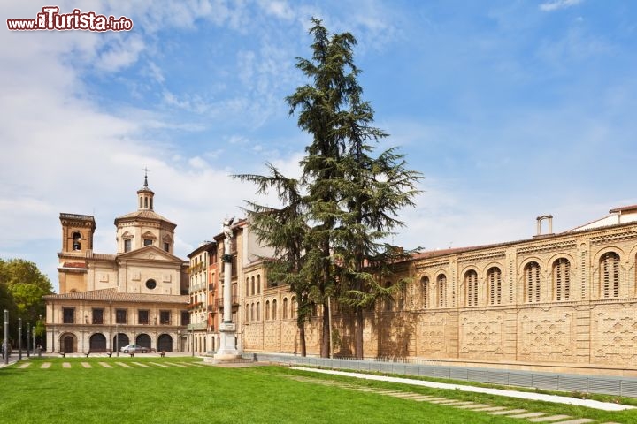 Immagine Nella parte più antica di Pamplona (Spagna) c'è la Chiesa di San Lorenzo, che comprende la cappella dedicata al patrono navarrese San Firmino, a cui è dedicata la celebre corsa dei tori di luglio. Della prima chiesa tracentesca rimane ben poco: la versione che si può ammirare oggi risale al Settecento, ma la facciata è del Novecento e la cappella è in perfetto stile neoclassico - © Deymos / Shutterstock.com