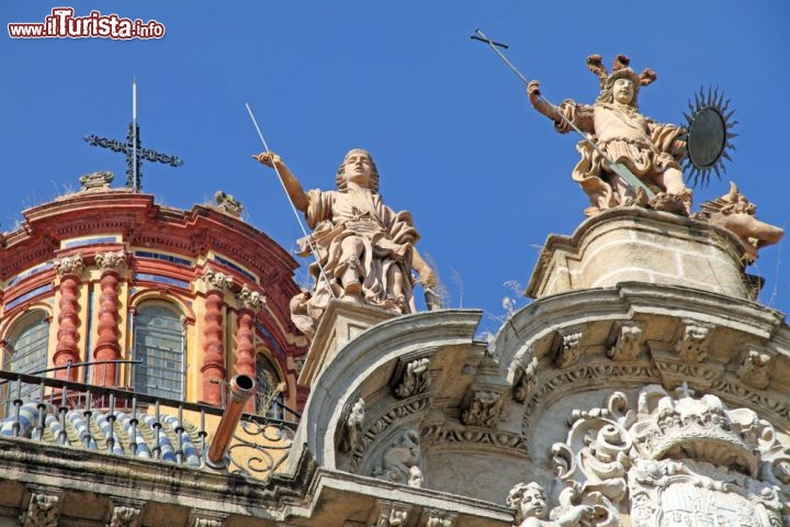 Immagine La Chiesa de San Luis di Siviglia fu costruita tra il 1699 e il 1730 su un'area donata alla Compagnia di Gesù da Donna Lucia de Medina, e rappresenta tutt'ora uno degli esempi più belli e emblematici del barocco andaluso  - © Ana del Castillo / Shutterstock.com