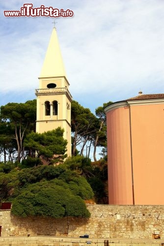 Immagine La chiesa di Sant' Antonio a Veli Losinj, Croazia - A dominare il centro storico di Veli Losinj  (o Lussingrande) è la chiesa di Sant'Antonio, con il campanile e la facciata bianca, che all'interno ospita un interessante dipinto di epoca rinascimentale raffigurante una Madonna con Santi © InavanHateren / Shutterstock.com