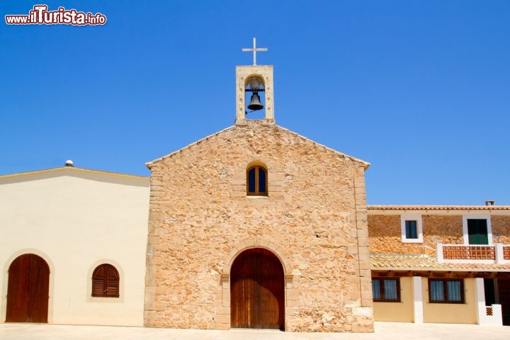 Immagine La chiesa di Sant Ferran de ses Roques, il piccolo villaggio nel cuore di Formentera, Spagna. In estate musica, mercatini, brindisi e chiacchiere fino a notte fonda rievocano le atmosfere degli anni Sessanta, quando il centro era diventato un punto di riferimento del movimento hippy  - © holbox / Shutterstock.com