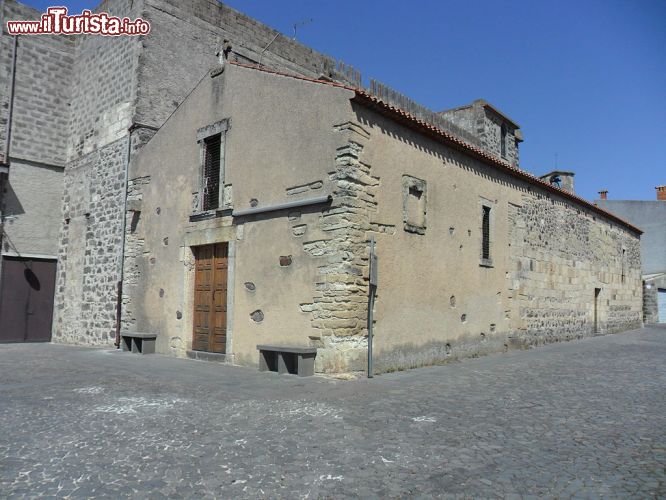 Immagine La piccola chiesa di Santa Croce si trova nel entro storico di Pozzomaggiore in Sardegna - © Alessionasche1990 - Wikipedia