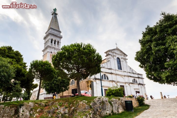 Immagine Chiesa di Santa Eufemia a Rovigno (Istria-Croazia) famosa per il suo grande campanile in stile veneziano - © anshar / Shutterstock.com