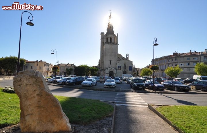 Immagine la Chiesa di Santa Marta, fotografata al mattino, a Tarascona in Provenza