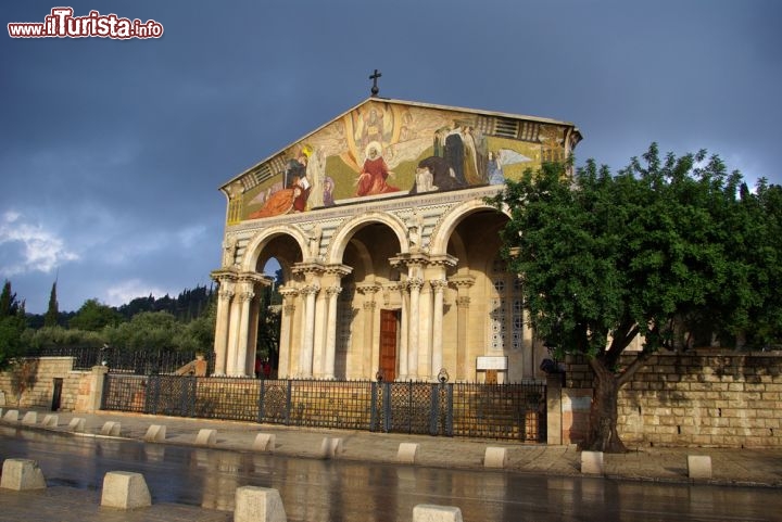 Immagine La Chiesa di Tutte le Nazioni si trova sul Monte degli Ulivi a Gerusalemme, in quello che tradizionalmente viene riconosciuto come il Getsemani. Il nome si riferisce ai numerosi paesi che contribuirono alla sua costruzione tra il 1919 e il 1924, su disegno dell'architetto italiano Antonio Barluzzi. La facciata è tipica delle architetture cristiane, mentre la copertura a piccole cupole ricorda gli edifici islamici. Per la sua collocazione nell'Orto degli Ulivi è anche detta Chiesa dell'Agonia - © gumbao / Shutterstock.com