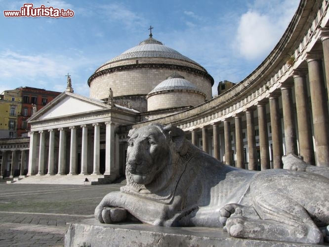 Immagine Chiesa di S. Francesco di Paola  e Piazza Plebiscito a Napoli centro - © Cardaf / Shutterstock.com