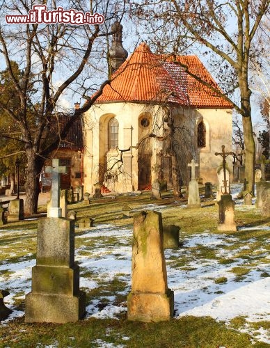 Immagine Chiesa e cimitero di San Nicola a Pilsen, in Repubblica Ceca - © AKletr / Shutterstock.com