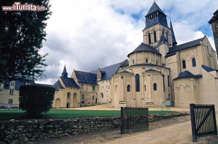 Immagine Chiesa e giardino della clebre Abbazia di Fontevraud della Francia, una delle attrazioni principali della Loira - © Claudio Giovanni Colombo / Shutterstock.com