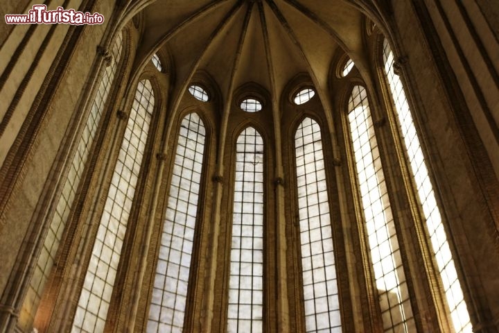 Immagine interno della bella Chiesa gotica di Perpignan (Francia): si tratta della Cattedrale Saint-Jean, in Place Gambetta, caratterizzata dall agrande ed unica navata, illuminata dalle strette e slanciate vetrate - © xc / Shutterstock.com