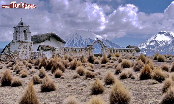 Immagine Chiesa in deserto Bolivia -  Foto di Giulio Badini i Viaggi di Maurizio Levi 