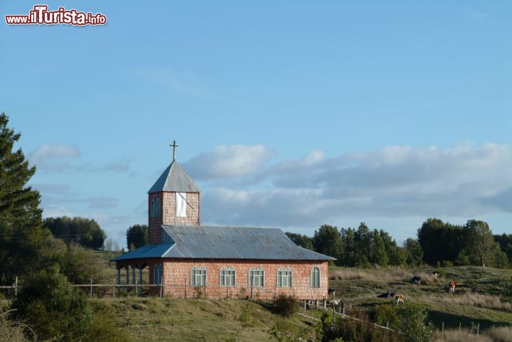 Immagine Una chiesa di legno sull'isola di Chiloe, nei pressi di Castro in Cile - © ene / Shutterstock.com