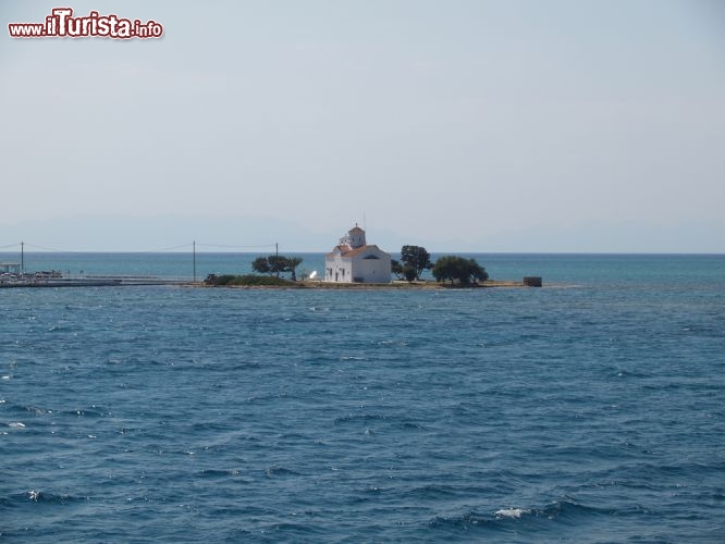 Immagine Agios Spyridon è una particolare chiesa nel mare di Elafonissos, in Grecia, collegata a terra da un ponte - © Ioannis Nousis / Shutterstock.com