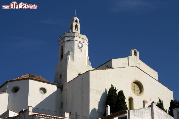 Immagine Uno scorcio della chiesa principale di Cadaques, Spagna 1461069 - © Ammit Jack / Shutterstock.com