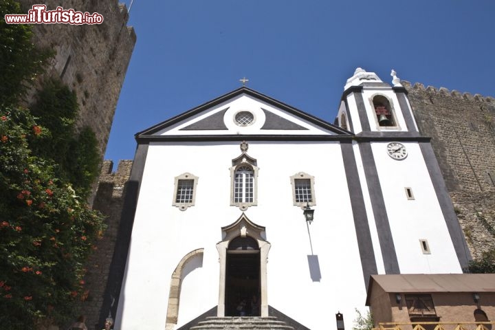 Immagine Chiesa sconsacrata trasformata in libreria a Obidos, Portogallo - Passeggiando per uno dei più bei borghi del Portogallo si possono ammirare imponenti porte d'accesso lungo le mura, bastioni, musei e edifici religiosi. Ma a rendere decisamente caratteristico questo luogo è la grande presenza di libri che si trovano davvero dappertutto, anche nei luoghi più impensabili. Alcune delle meraviglie architettoniche del borgo così come semplici negozietti ospitano al loro interno librerie dove sono custoditi libri rari o che non si trovano più in commercio, non solo in portoghese ma in tutte le lingue. Fra i luoghi più suggestivi trasformati in libreria vi è anche una chiesa sconsacrata © Jan Willem van Hofwegen / Shutterstock.com