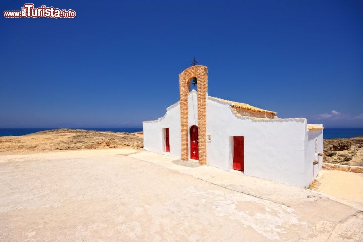 Immagine La Chiesa della spiaggia di San Nicola (Nikolas) a Zacinto (Zante) in Grecia - © Netfalls - Remy Musser / Shutterstock.com