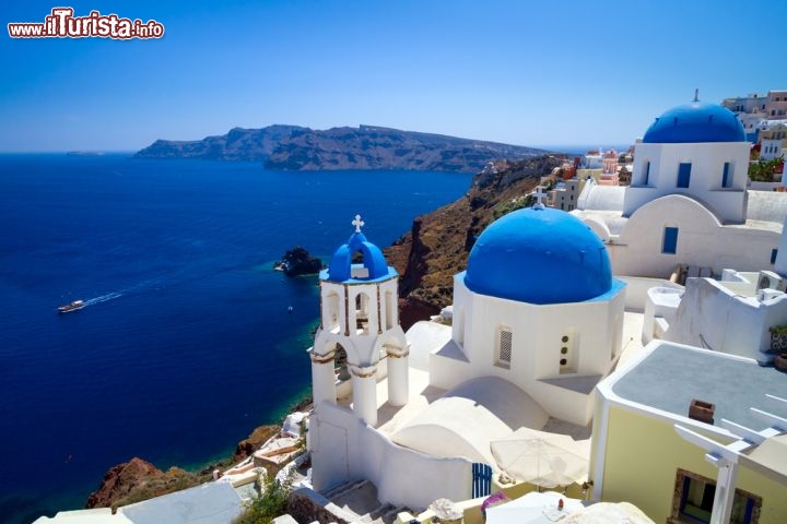 Immagine Le splendide chiese di Oia a Thira: simao nella splendida isola di Santorini in, Grecia la più meridionale delle Cicladi - © Patryk Kosmider/ Shutterstock.com