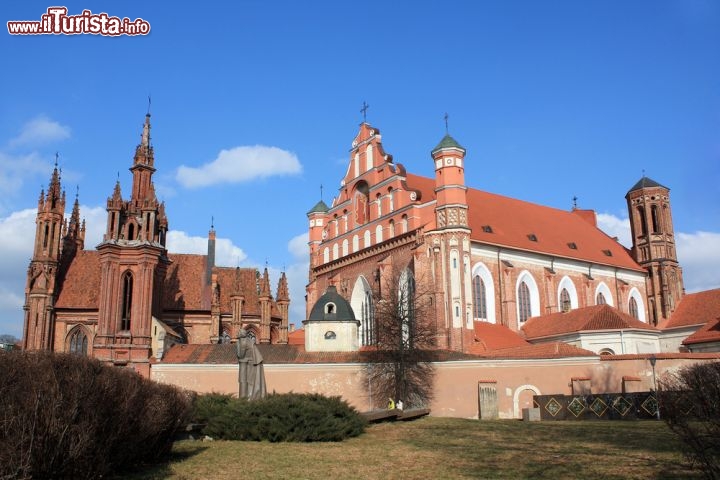 Immagine Chiese nel centro storico di Vilnius in Lituania. la città vecchia è inserita interamente nei Patrimoni dell'Umanità dell'UNESCO - © Tomukas / Shutterstock.com