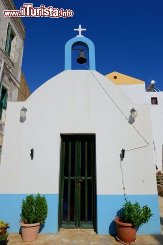 Immagine Una chiesetta ortodossa a Kastellorizo -  A cantare questa magica isola del Mediterraneo sono stati i Pink Floyd con i versi iniziali della canzone "Castellorizon, on an island" raccontandone in soavi note colori e profumi. Poi è stata la volta di Gabriele Salvatores che proprio in questo angolo di paradiso greco girò il suo celebre film "Mediterraneo". Ma a renderla un luogo incantevole non sono solo mare e natura bensì un'architettura sapientemente realizzata per fondersi con l'ambiente circostante. Come quella che caratterizza chiesette e edifici religiosi che si tingono delle tonalità tipiche del luogo © Haris vythoulkas / Shutterstock.com