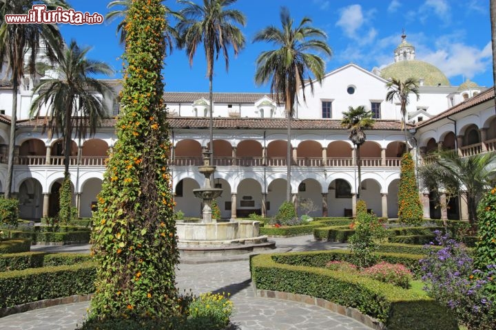 Immagine Chiostro della chiesa di San Francisco, nel centro di Quito (Ecuador), edificata tra il 1536 e il 1580 - © Stephen B. Goodwin / Shutterstock.com