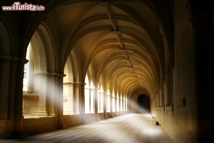 Immagine Il magico chiostro dell'Abbazia Reale di Fontevraud: ci troviamo nella regione della Loira, nel centro ovest della Francia - © St. Nick / Shutterstock.com