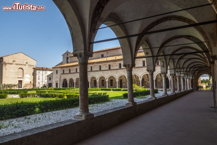 Immagine Il Chiostro dell'Abbazia di San Benedetto Po si trova in Provincia di Mantova ed è una classica escursione dalla città dei Gonzaga. Purtroppo è stata danneggiata gravamente dall'ultimo sisma nel 2012 - © Claudio Giovanni Colombo / Shutterstock.com