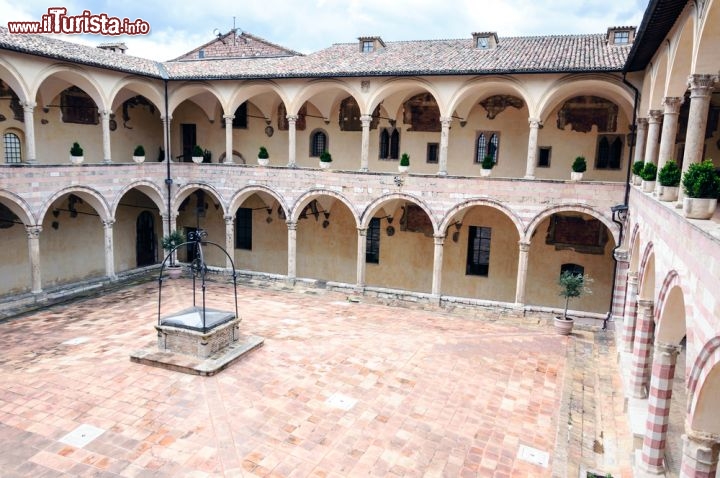 Immagine La costruzione del Chiostro dei Morti, nella Basilica di San Francesco ad Assisi, risale alla fine del Duecento. Oggi è circoscritto da un porticato a doppio ordine di logge costruite nel 1492-93 dai maestri comacini, abili nel taglio e nell'uso della pietra e del laterizio - © Andy.M / Shutterstock.com