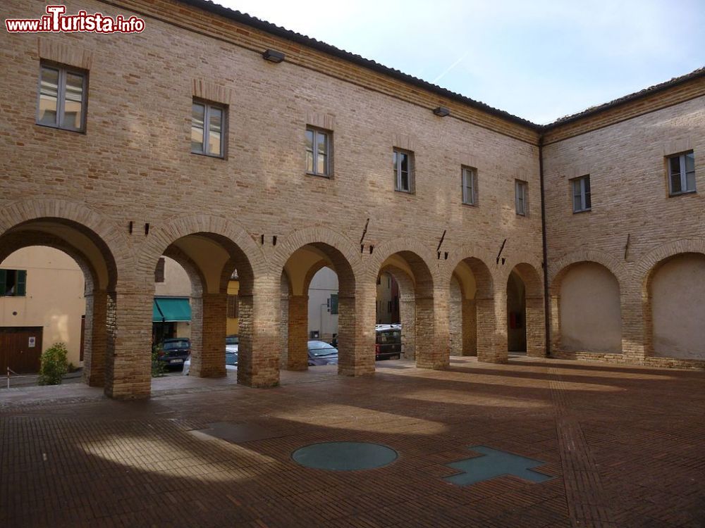 Immagine Il Chiostro di San Francesco a Serra de' Conti - © Diego Baglieri - CC BY-SA 4.0, Wikipedia