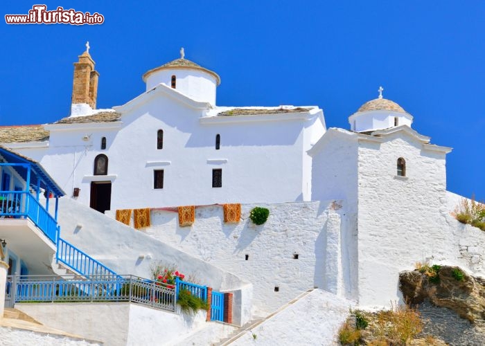 Immagine La Chora di Skopelos, il bianco villaggio delle Sporadi, sull'isola della Grecia nell'Egeo - © Aetherial Images / Shutterstock.com