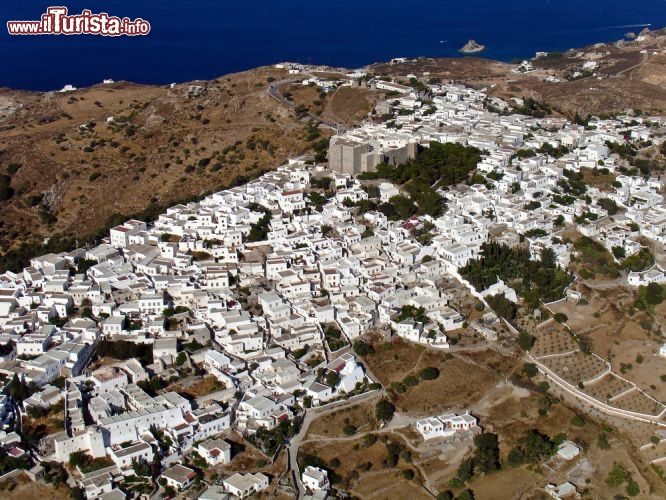 Immagine La Chora di Patmos: quest vista dall'alto perfettamente di ammirare questo bianco villaggio, tipico dell'arcipelago del Dodecanneso, in Grecia - © airphoto.gr / Shutterstock.com