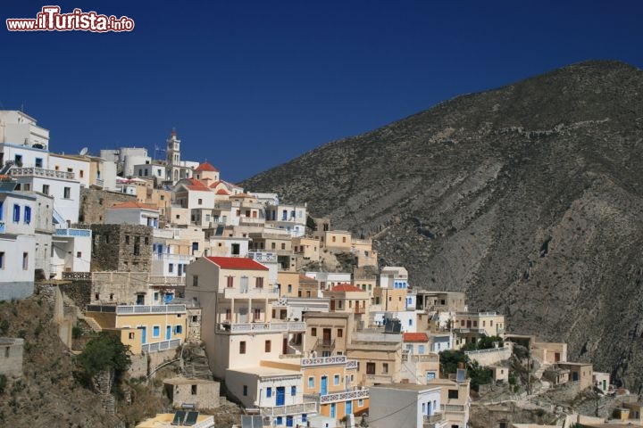 Immagine La famosa Chora di Karpathos, il centro storico arroccato sulle montagne dell'interno dell'siola del  Dodecaneso, in Grecia - © Vera Dolezalova / Shutterstock.com