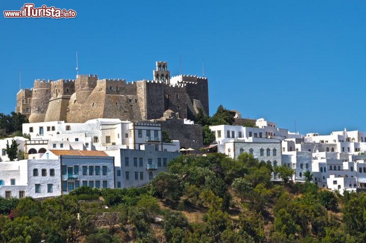 Immagine Chora di Leros e castello, Dodecaneso. Villaggi pittoreschi e dalle architetture tradizionali, preservate anche grazie al tardivo sviluppo turistico dell'isola, sono il fiore all'occhiello di questo suggestivo territorio greco attraversato da dolci e basse declivi ricoperti di alberi di eucalipto e pini. Conosciuta anche come isola di Artemide, Leros ospita un centro storico con antiche dimore restaurate che sfoggiano portali di pietra e frontoni scolpiti  - © Ajancso / Shutterstock.com