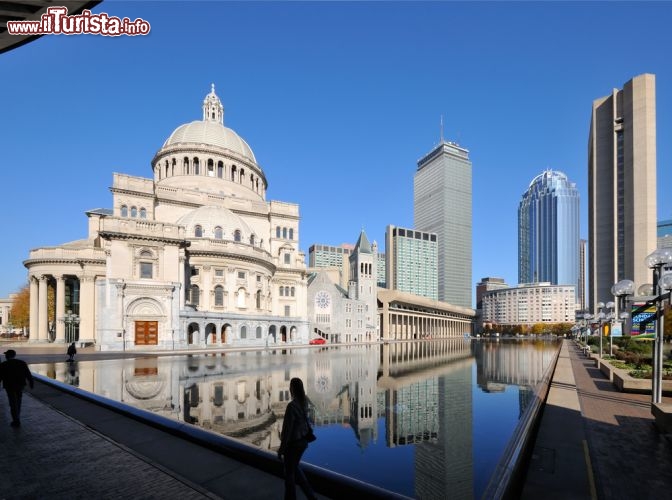 Immagine La Christian Science Plaza di Boston e, sullo sfondo, il Prudential Center, un imponente complesso di edifici situati tra Boylston Street e Huntington Avenue, dominato dalla Prudential Tower e dal grattacielo a 36 piani conosciuto come 111 Huntington Avenue - © Jorge Salcedo / Shutterstock.com