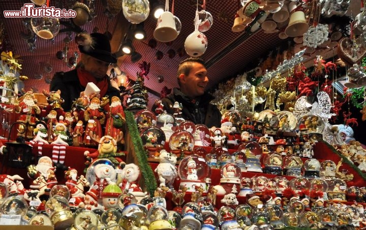 Immagine Christkindlemark: a Monaco di Baviera una bancarella di uno dei Mercatini di Natale più famosi della Germania