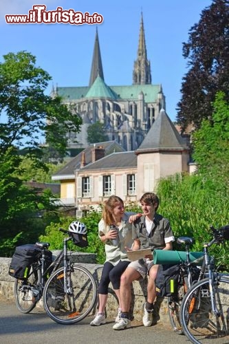 Immagine Cicloturismo a Chartres, Valle della Loira: la famosa Cattedrale sullo sfondo  - © foto J Damase CRT Centre Val de Loire