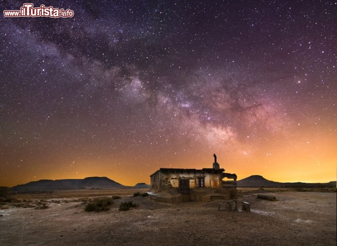 Immagine Una notte stellata nella campagna intorno a Pamplona, Spagna. Il cielo è così limpido che si riconosce distintamente la Via Lattea - © inigo cia / Shutterstock.com