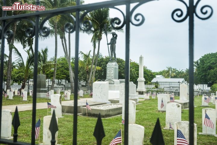 Immagine Cimitero di Key West, Florida - Curiosando in questo luogo di preghiera dove riposano gli abitanti di Key West non si può certo rimanere indifferenti a molti epitaffi incisi sulle lapidi. Questo cimitero è infatti considerato uno dei più stravaganti e bizzzarri di tutti gli Stati Uniti. Il motivo? "Te l'avevo detto che ero malato" e "Almeno so dove dorme stanotte" sono solo alcune delle scritte riportate sulle tombe delle persone scomparse © Brian S / Shutterstock.com