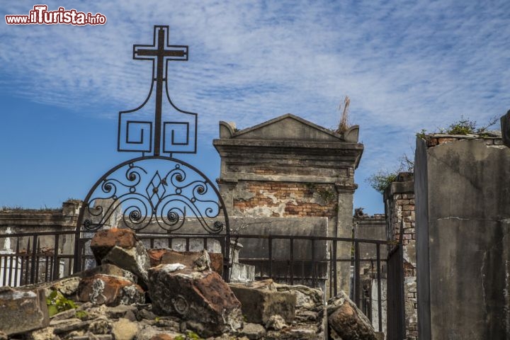 Immagine Cimitero a New Orleans, Louisiana - Fra i luoghi più visitati dai turisti vi sono i cimiteri fuori terra chiamati anche "città dei morti". Particolarmente suggestivi per i viali alberati che li attraversano e per l'interessante architettura di edifici religiosi e tombe di famiglia ospitati al loro interno, sono dislocati in diversi punti di New Orleans. Fra i più antichi, ed anche facilmente raggiungibile, vi è il Saint Louis Cemetery - © John McGraw / Shutterstock.com