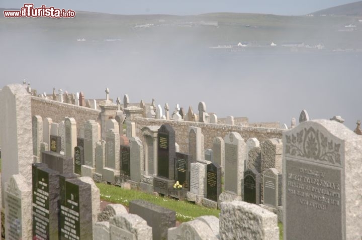 Immagine Il cimitero di Lerwick, avvolto dalla nebbia mattutina. Ci troviamo alle Isole Shetland in Scozia - © Graham Andrew Reid / Shutterstock.com
