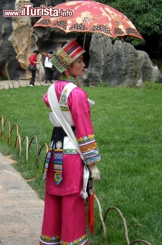 Immagine Cina, regione Yunnan, una donna Sani con abbigliamento tradizionale - Foto di Giulio Badini