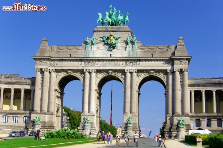 Immagine Il Parc du Cinquantenaire (Jubelpark) di Bruxelles è ampio circa 30 ettari ed è il parco del cinquantenario dell'indipendenza del Belgio. Fu costruito nel 1880 ed è uno dei luoghi più rilassanti e monumentali della città - © Nanisimova / Shutterstock.com